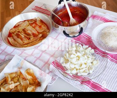 Vorbereitung des italienischen Rezept für Aubergine Parmigiana. Schritte vor der Backform. Stockfoto