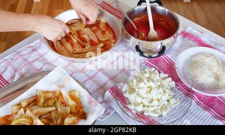 Vorbereitung des italienischen Rezept für Aubergine Parmigiana. Schritte vor der Backform. Stockfoto