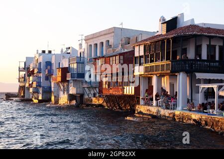 Little Venice Seaside in Mykonos, Griechenland. Hier wurden die Gebäude direkt am Meeresrand errichtet, deren Balkone über dem Wasser hängen. Stockfoto