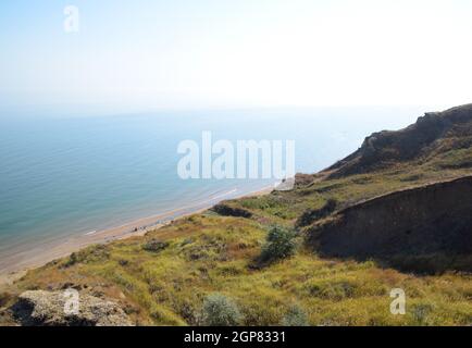 Die hügelige Küste in der Nähe des Asowschen Meeres. Ton Steine, einer Klippe an der Küste. Stockfoto