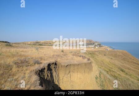 Die hügelige Küste in der Nähe des Asowschen Meeres. Ton Steine, einer Klippe an der Küste. Stockfoto