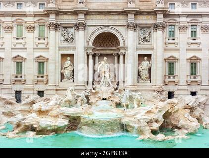 Trevibrunnen, in italienischer Fontana di Trevi, aufgenommen nach der Restaurierung von 2015, Rom, Italien. Stockfoto