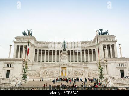 Nationales Denkmal von König Viktor Emanuel II. und das Denkmal des unbekannten Soldaten auf der Piazza Venezia in Rom. Stockfoto