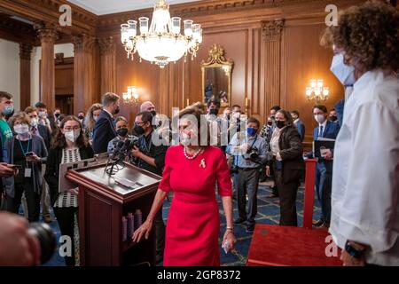 Washington, Vereinigte Staaten. September 2021. Die Sprecherin des Repräsentantenhauses der Vereinigten Staaten, Nancy Pelosi (Demokratin von Kalifornien), tritt nach einer Pressekonferenz zum Build Back Better Act am Dienstag, dem 28. September 2021, im US-Kapitol in Washington, DC, aus ihrem Büro aus. Kredit: Rod Lampey/CNP/dpa/Alamy Live Nachrichten Stockfoto