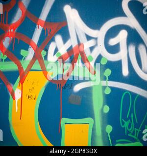 Extreme Nahaufnahme von bunten Graffitis an der Betonwand. Stockfoto
