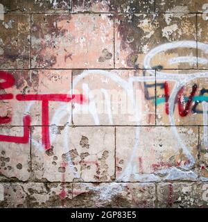 Extreme Nahaufnahme von bunten Graffitis an der Betonwand. Stockfoto
