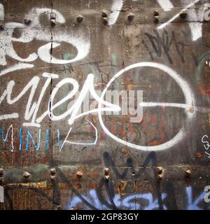 Extreme Nahaufnahme von bunten Graffiti auf Holztür. Stockfoto