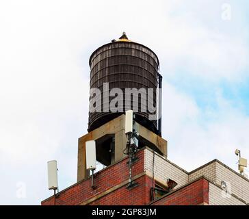 Typische Wassertank auf dem Dach in New York City Stockfoto