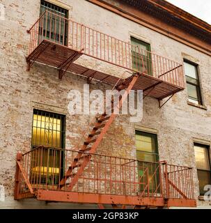 Typische Feuerwehr Drehleiter eines alten Hauses in New York Stockfoto