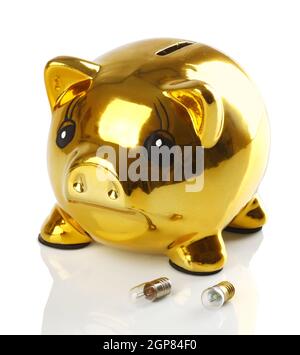 Goldene Sparschwein mit kleinen Glühbirnen auf weißem Hintergrund Stockfoto