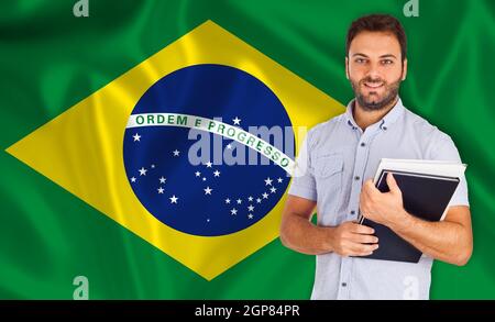 Lächelnde junge Studentin lernt die brasilianischen Sprache Stockfoto