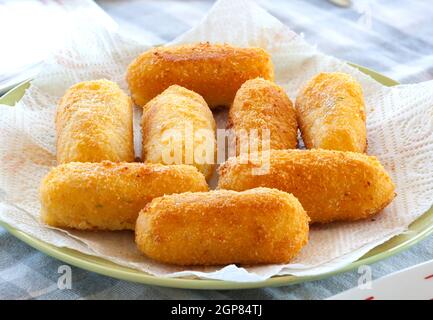 Typische neapolitanische Küche Kartoffel, genannt Crocché, Kroketten gebraten mit Mozzarella-Käse. Stockfoto