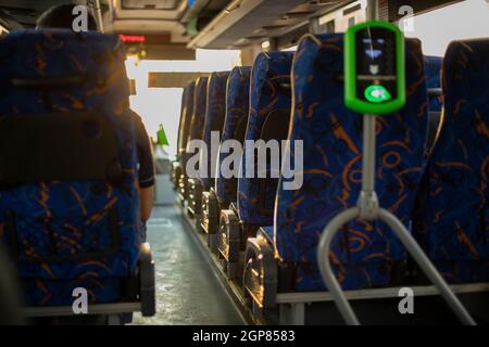 Bussalon. Sitzplätze für Passagiere in einem Linienbus. Weiche Sitze beim Transport. Stockfoto