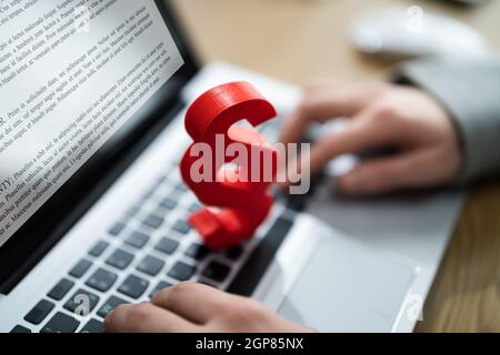 Absatz Gerichtsgesetz Tech Auf Computer. Recht Und Recht Stockfoto