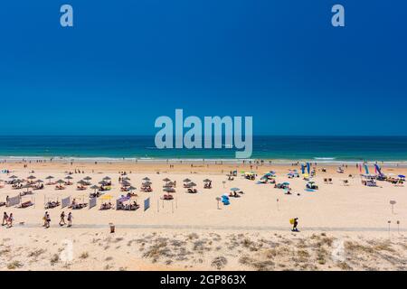 Luftdrohnen-Strandansicht von Vilamoura und Praia de Falesia, Algarve, Portugal Stockfoto