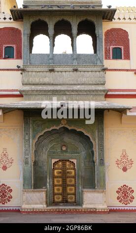 Verzierte Tür an der Chandra Mahal, Jaipur City Palace in Jaipur, Rajasthan, Indien Stockfoto