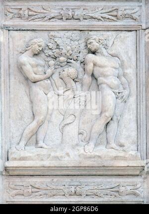 Versuchung, Genesis Relief am Portal von St. Petronius Basilica in Bologna, Italien Stockfoto