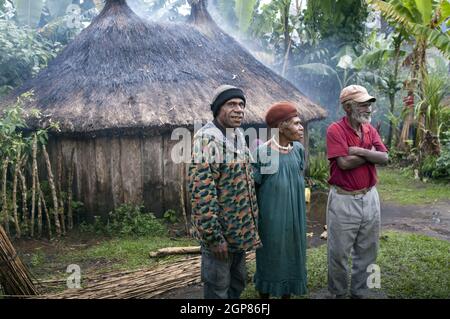 Papua-Neuguinea; Goroka; Katholische Missionsstation von Namta (Mefenga) unter der Leitung der Missionare der Heiligen Familie. Eine Gruppe von Papua vor einer Hütte. Stockfoto