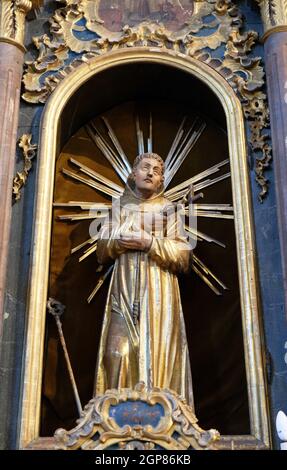 Der Heilige Franziskus von Assisi-Statue auf dem Altar in der Kirche St. Katharina von Alexandrien in Krapina, Kroatien Stockfoto