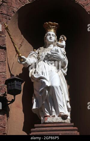 Madonna mit Jesuskind, Statue auf der Hauptstraße von Miltenberg in Franken, Bayern, Deutschland Stockfoto