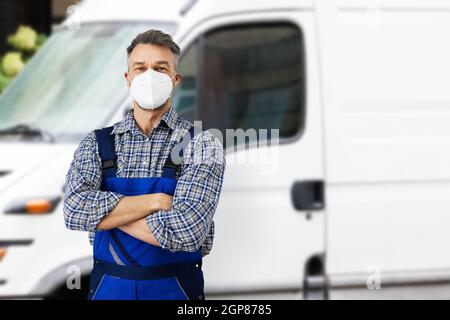 Elektriker Reparaturman Oder Klempner In Der Nähe Von Van Auto In Gesichtsmaske Stockfoto