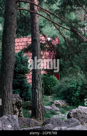 Dreieckshaus in der Natur mit Wäldern und Sträuchern gefüllt Stockfoto