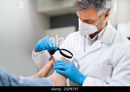 Eingewachsene Zehennagel-Problem. Fußprüfung Des Infizierten Patienten Stockfoto