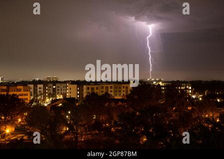 Blitz in Südkalifornien Herbst 2021. Einige entzündete Waldbrände. Bilder aufgenommen in Irvine, CA Stockfoto