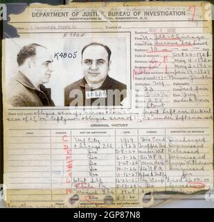 Al Capone's FBI-Strafregister im Jahr 1932, aus dem die meisten seiner Strafanzeigen hervorgeht, wurde entlassen. Alphonse Gabriel Capone (1899 – 1947) der amerikanische Gangster erlangte während der Ära der Prohibition als Mitbegründer und Chef des Chicago Outfit Berühmtheit. Seine siebenjährige Herrschaft als Kriminalchef endete, als er im Alter von 33 Jahren ins Gefängnis kam. Stockfoto