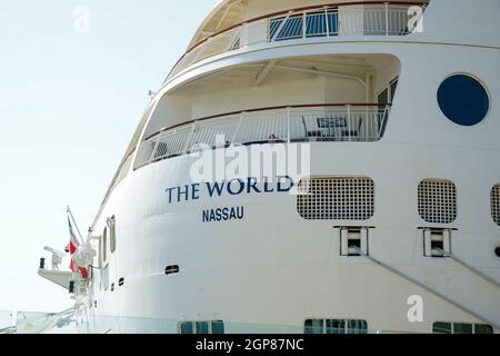 Malaga, Spanien. Juni 2021. Die 'Welt'-Kreuzfahrt, die am Hafen von Malaga angedockt ist.Es gibt 165 private Residenzen innerhalb der 'Welt-Kreuzfahrt'. Dieses Boot, entworfen von Petter Yran y Bjorn Storbraaten, ist bekannt als die Millionäre Kreuzfahrt. Madeira in Portugal ist der nächste Hafen, an dem die Kreuzfahrt „The World“ anlegen wird. (Bild: © Francis Gonzalez/SOPA Images via ZUMA Press Wire) Stockfoto