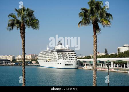 Malaga, Spanien. Juni 2021. Die 'Welt'-Kreuzfahrt, die am Hafen von Malaga angedockt ist.Es gibt 165 private Residenzen innerhalb der 'Welt-Kreuzfahrt'. Dieses Boot, entworfen von Petter Yran y Bjorn Storbraaten, ist bekannt als die Millionäre Kreuzfahrt. Madeira in Portugal ist der nächste Hafen, an dem die „Welt“ anlegen wird. (Bild: © Francis Gonzalez/SOPA Images via ZUMA Press Wire) Stockfoto