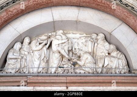 Der Kreuzabnahme, Lünette über dem Portal der Kathedrale von St. Martin in Lucca, Italien Stockfoto