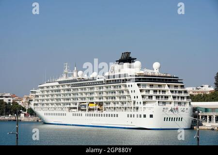 Malaga, Spanien. Juni 2021. Die 'Welt'-Kreuzfahrt, die am Hafen von Malaga angedockt ist.Es gibt 165 private Residenzen innerhalb der 'Welt-Kreuzfahrt'. Dieses Boot, entworfen von Petter Yran y Bjorn Storbraaten, ist bekannt als die Millionäre Kreuzfahrt. Madeira in Portugal ist der nächste Hafen, an dem die Kreuzfahrt „The World“ anlegen wird. (Bild: © Francis Gonzalez/SOPA Images via ZUMA Press Wire) Stockfoto