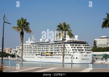 Malaga, Spanien. Juni 2021. Die 'Welt'-Kreuzfahrt, die am Hafen von Malaga angedockt ist.Es gibt 165 private Residenzen innerhalb der 'Welt-Kreuzfahrt'. Dieses Boot, entworfen von Petter Yran y Bjorn Storbraaten, ist bekannt als die Millionäre Kreuzfahrt. Madeira in Portugal ist der nächste Hafen, an dem die Kreuzfahrt „The World“ anlegen wird. (Bild: © Francis Gonzalez/SOPA Images via ZUMA Press Wire) Stockfoto