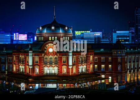 Beleuchtung des Bahnhofs Tokio, Blick bei Nacht. Drehort: Metropolregion Tokio Stockfoto