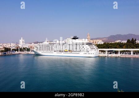 Malaga, Spanien. Juni 2021. Die 'Welt'-Kreuzfahrt, die am Hafen von Malaga angedockt ist.Es gibt 165 private Residenzen innerhalb der 'Welt-Kreuzfahrt'. Dieses Boot, entworfen von Petter Yran y Bjorn Storbraaten, ist bekannt als die Millionäre Kreuzfahrt. Madeira in Portugal ist der nächste Hafen, an dem die „Welt“ anlegen wird. (Bild: © Francis Gonzalez/SOPA Images via ZUMA Press Wire) Stockfoto