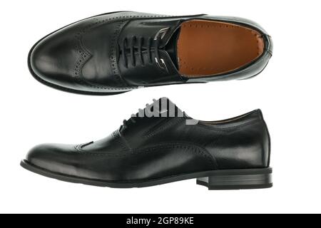 Klassische männliche Schwarze Lederschuhe isoliert auf einem weißen. Ansicht von oben. Seitenansicht Stockfoto