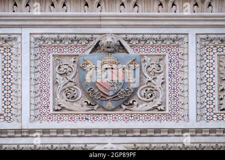 Wappen von prominenten Familien, die an der Fassade beigetragen., Portal von Cattedrale di Santa Maria del Fiore (Kathedrale der Heiligen Maria der Flo Stockfoto