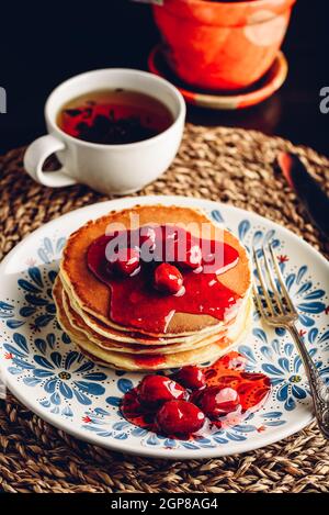 Stapel Pfannkuchen mit Marmelade auf Dogberry weiße Platte mit verzierten Stockfoto