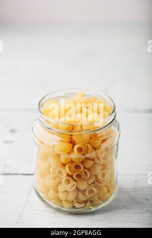 Jar der Italienischen Vollkornbrot Pipe Rigate Pasta Stockfoto