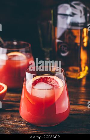 Whiskey Sour Cocktail mit alten Bourbon, Blut Orangensaft und Kirsche Sirup Stockfoto