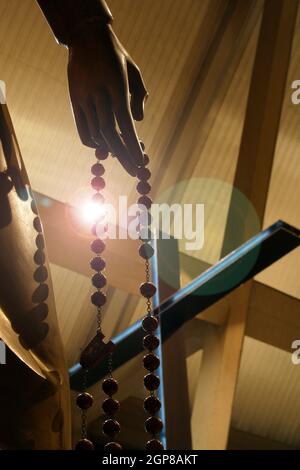 Rosenkranz bei Maria Königin des Heiligen Rosenkranzes Pfarrei in Zagreb, Kroatien Stockfoto