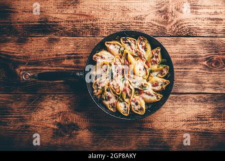 Pfanne mit gebackenen Jumbo-Schalen Pasta gefüllt mit Hackfleisch, Spinat und Käse Stockfoto