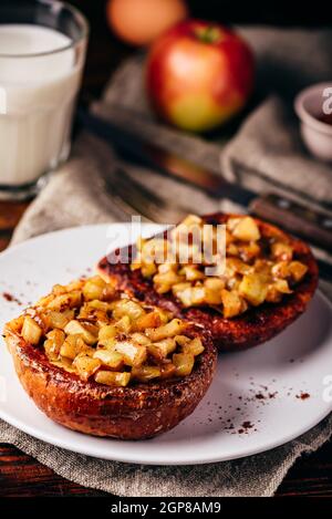 French Toast mit Apfel karamellisierte mit Zimt Stockfoto