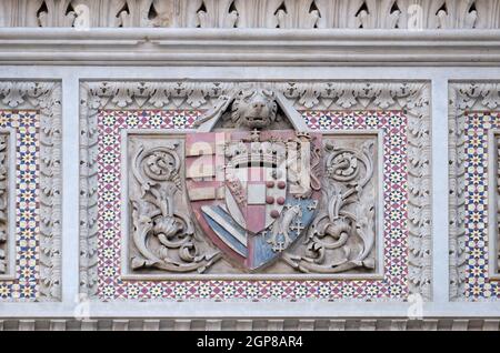 Wappen von prominenten Familien, die an der Fassade beigetragen., Portal von Cattedrale di Santa Maria del Fiore (Kathedrale der Heiligen Maria der Flo Stockfoto