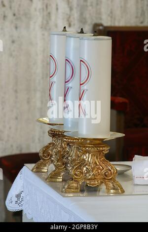 Kerzen auf einem Hochaltar in der Pfarrkirche St. Antun Padovanski in Zagreb, Kroatien Stockfoto