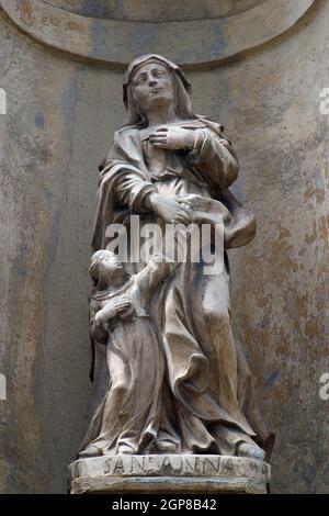 Hl. Anna mit der Jungfrau Maria, Skulptur an der Fassade der Franziskanerkirche der hl. Katharina von Alexandria in Krapina, Kroatien Stockfoto