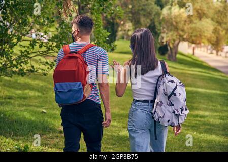 Junges Paar im Park mit Technologie Stockfoto