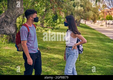 Junges Paar im Park mit Technologie Stockfoto