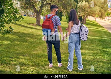 Junges Paar im Park mit Technologie Stockfoto